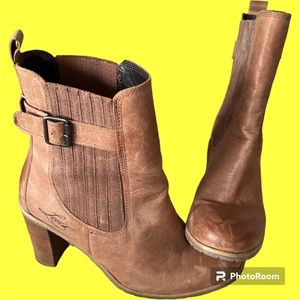 Woman’s Levi’s Light Brown Leather Booties